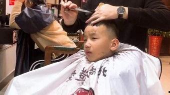 小朋友剪头发视频,欢乐时光里的发型大变身