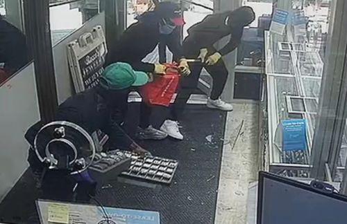 抢劫视频,惊心动魄！街头抢劫瞬间全程曝光