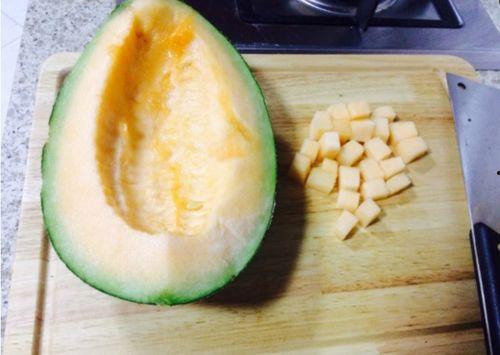 周黑鸭吃哈密瓜,跨界美食新体验