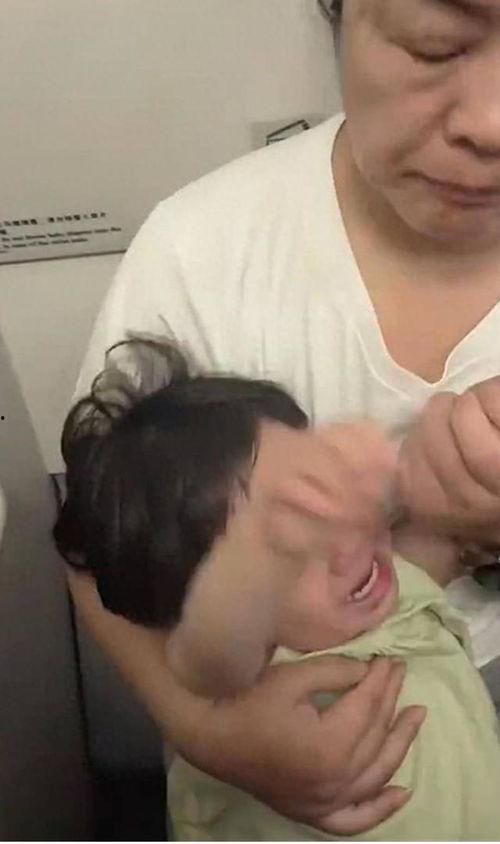 小孩哭视频,一场温馨的育儿瞬间