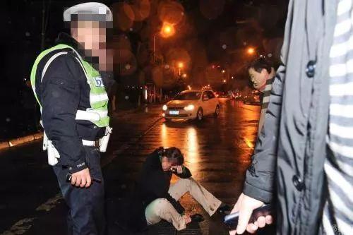 亲吻脱衣服视频,揭秘亲吻与脱衣视频背后的故事